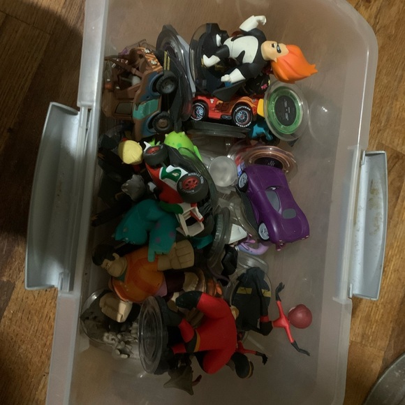 Tub of Disney Infinity characters +accessories - Picture 2 of 2
